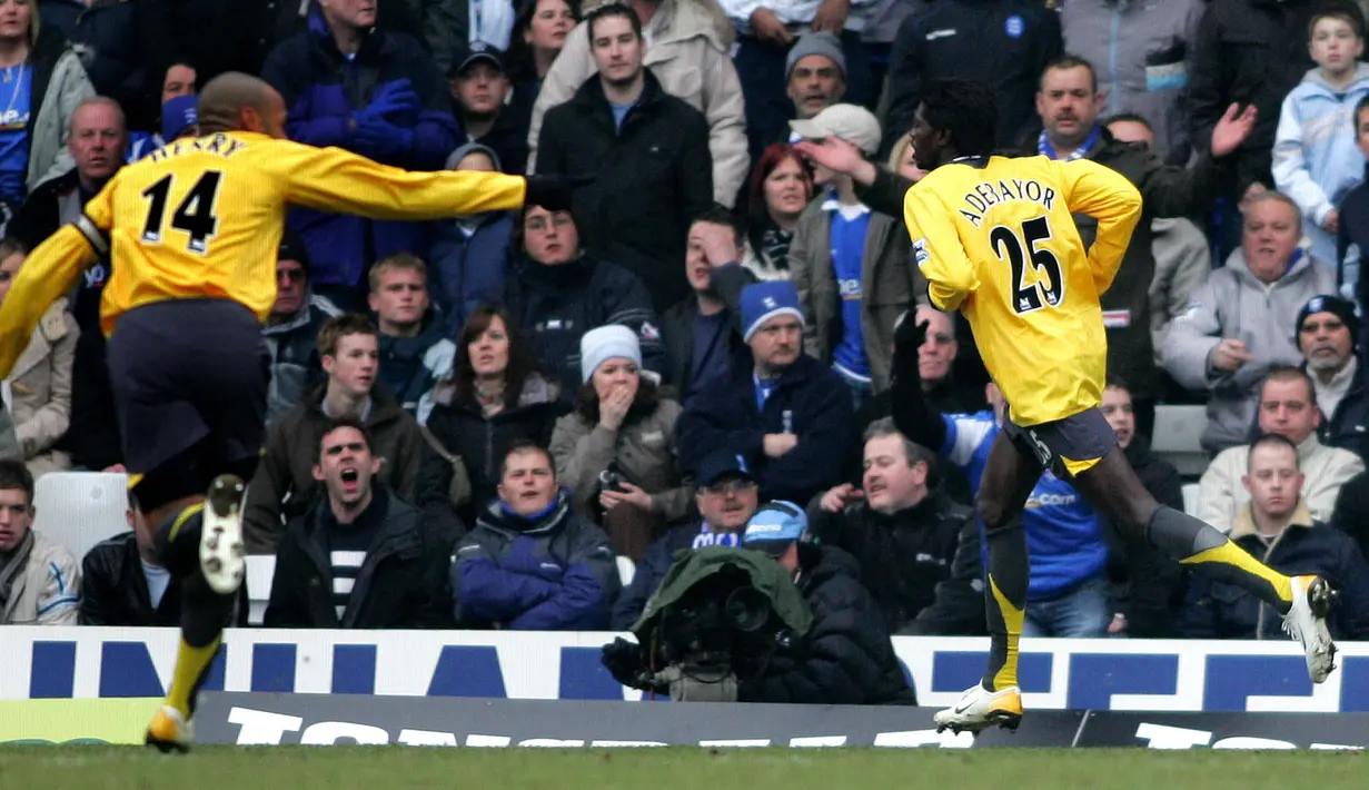 Emmanuel Adebayor. Striker Togo berusia 38 tahun yang sejak awal musim 2021/2022 memperkuat AC Semassi FC ini pernah berseragam Arsenal selama 3,5 musim mulai pertengahan musim 2005/2006 hingga akhir musim 2008/2009. Ia didatangkan Arsenal dari AS Monaco dengan nilai transfer 10 juta euro. Ia langsung mencetak 1 gol pada laga debutnya di Liga Inggris saat Arsenal mengalahkan tuan rumah Birmingham City dengan skor 2-0 di pekan ke-25 musim 2005/2006 (4/2/2006). Bersama The Gunners ia total tampil dalam 142 laga di semua ajang dengan torehan 62 gol dan 22 assist. (AFP/Carl De Souza)