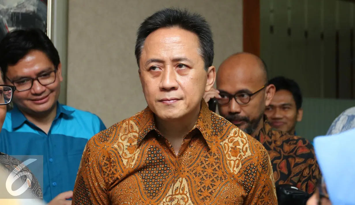 Kepala Badan Ekonomi Kreatif, Triawan Munaf memberikan keterangan usai menandatangani nota kesepahaman di Jakarta, Rabu (13/9). Kerjasama ini diharapkan mampu mendorong perekonomian bangsa. (Liputan6.com/Angga Yuniar)