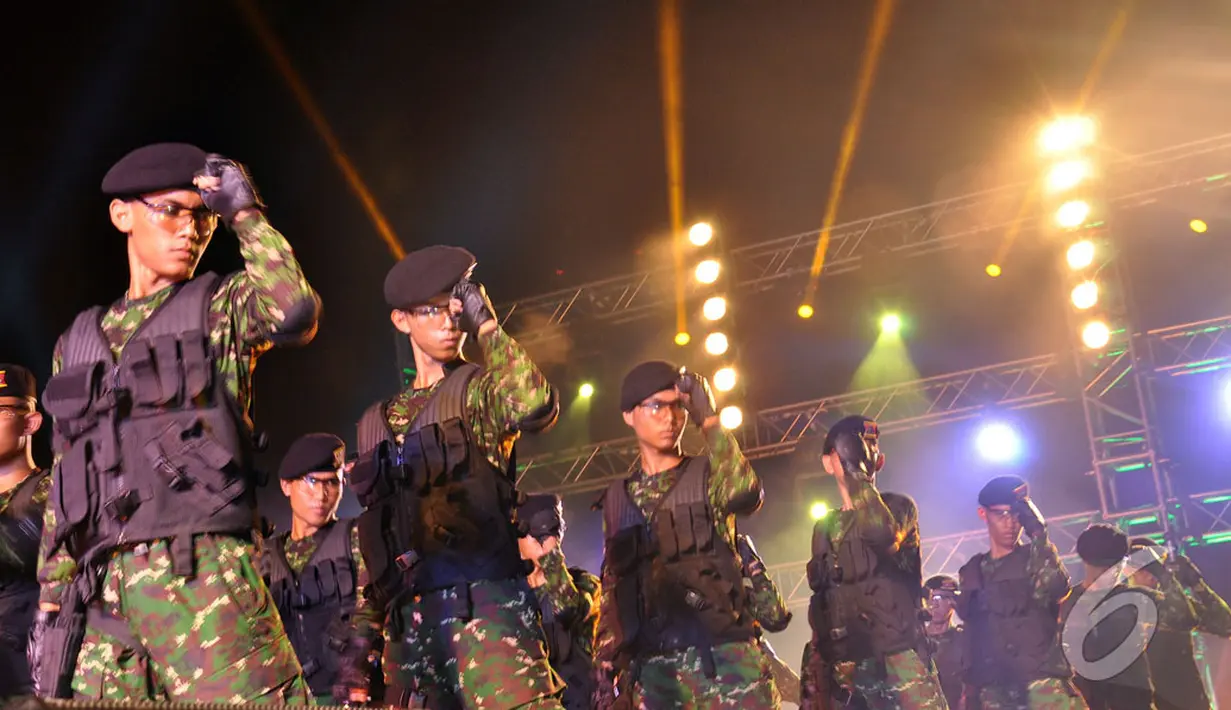 Para prajurit TNI melakukan atraksi berupa tarian khas TNI yang penuh kekompakan dan semangat, Jakarta Timur, Minggu (12/10/2014) (Liputan6.com/Miftahul Hayat)