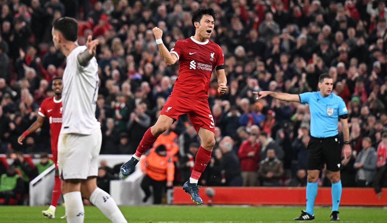 <p>Pemain Liverpool, Wataru Endo (tengah) merayakan gol perdananya untuk Liverpool pada laga Grup E Liga Europa 2023/2024 melawan Toulouse di Anfield, Liverpool, Ingggris, Jumat (27/10/2023). Seperti diketahui, Endo didatangkan oleh Liverpool dari VfB Stuttgart pada bursa transfer musim panas ini dengan biaya 18 juta euro. (AFP/Oli Scarff)</p>