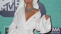 Penyanyi Rita Ora menghadiri MTV Europe Music Awards (MTV EMA) 2017 di The SSE Arena, London, Minggu (12/11). Penampilan mantan Calvin Harris itu terlihat seperti orang yang baru keluar dari kamar mandi setelah keramas dan mandi. (Daniel LEAL-OLIVAS/AFP)
