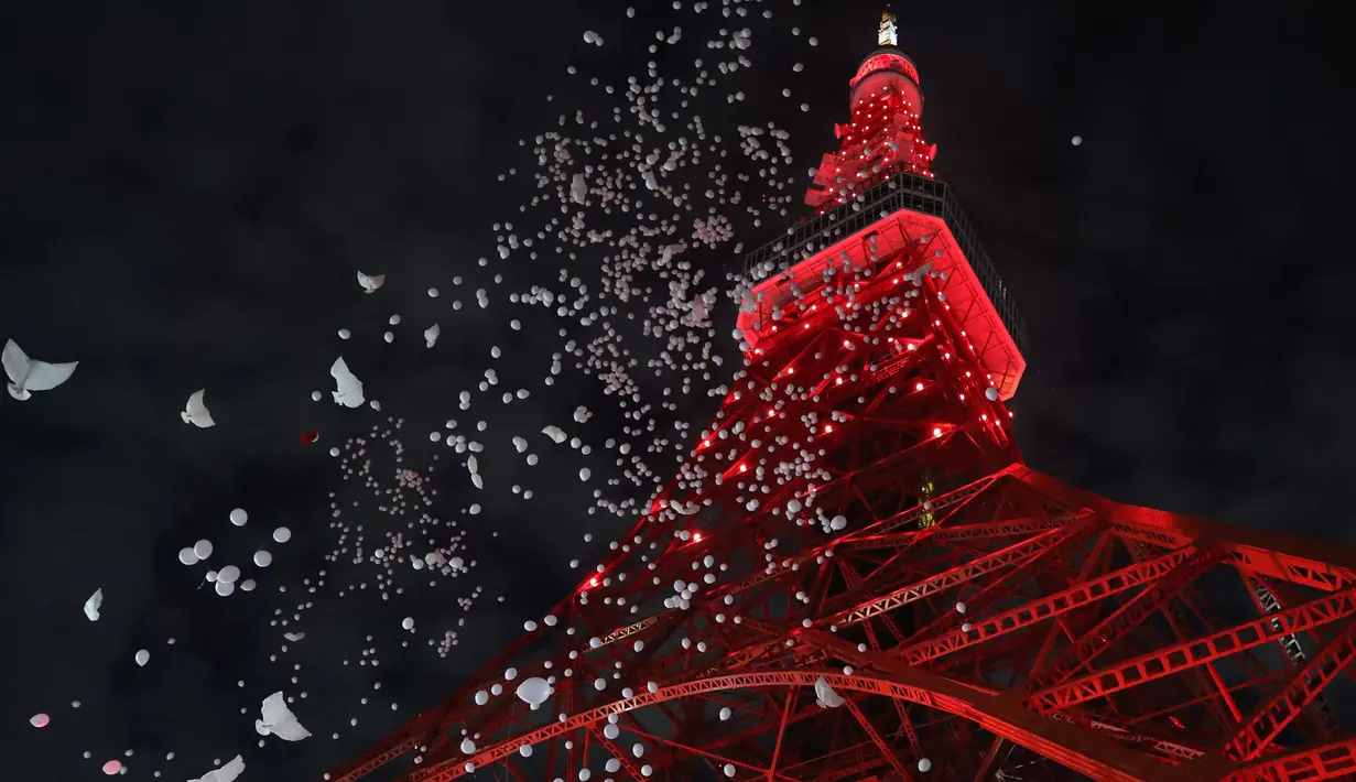 Perayaan Imlek di Menara Tokyo: Menara Tokyo dihiasi cahaya berwarna merah menyambut Tahun Baru Imlek di Tokyo, Jepang, 24 Januari 2020. Menara Tokyo dihiasi cahaya berwarna merah pada Jumat (24/1) untuk merayakan datangnya Tahun Tikus China yang jatuh pada 25 Januari 2020. (Xinhua/Du Xiaoyi)