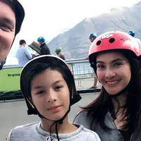 Pada momen libur natal dan tahun baru kali ini, banyak dimanfaatkan untuk lebih dekat dengan keluarga. Begitu juga dengan artis senior Maudy Koesnaedi. (Instagram/maudykoesnaedi)