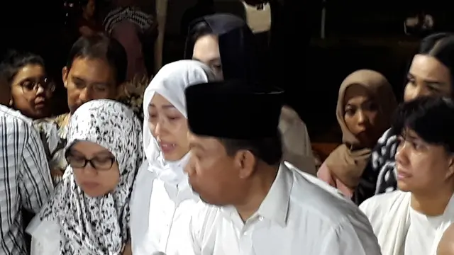 Suasana Pemakaman Ibunda Ayu Dewi