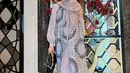 Pada 13 Desember mendatang, usia artis kelahiran Jakarta itu genap 48 tahun. Meski tak lagi terlihat di layar kaca, perempuan yang mengawali karirnya dari pemilihan GADIS Sampul tahun 1990 itu masih kerap menjadi model pakaian muslim. [Instagram/marinizumarnisreal]