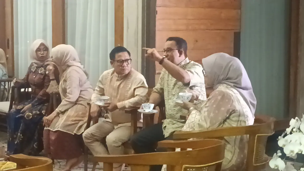 Calon wakil presiden (cawapres) Muhaimin Iskandar alis Cak Imin melakukan kunjungan ke kediaman calon presiden Anies Rasyid Baswedan di Jakarta Selatan, Selasa malam (16/4/2024). (Merdeka.com/Nur Habibie)