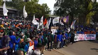 Puluhan massa dari Himpunan Mahasiswa Islam (HMI), yang ikut serta aksi di bawah flyover Ladokgi, Senayan, Jakarta Pusat (Liputan6/Ady Anugrahadi)