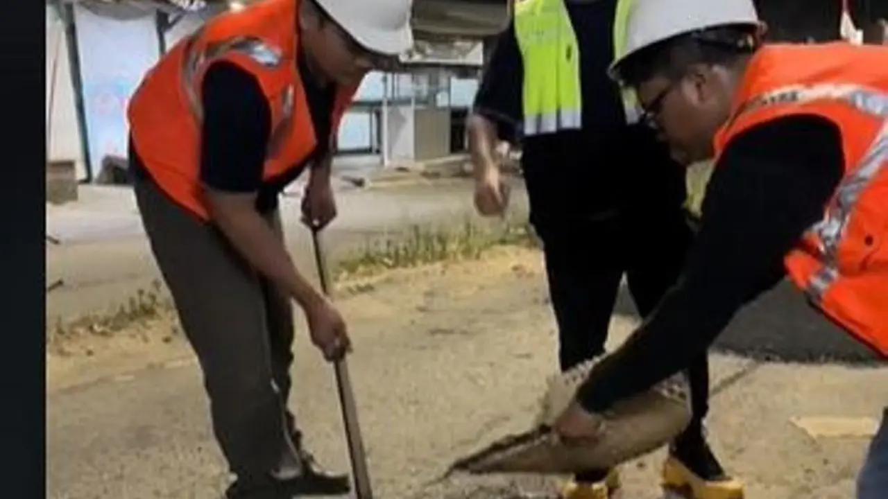 Tiktoker Tambal Jalan Rusak dan Berlubang di Tangerang yang Sudah Lama Rusak dan Sering Bikin Macet