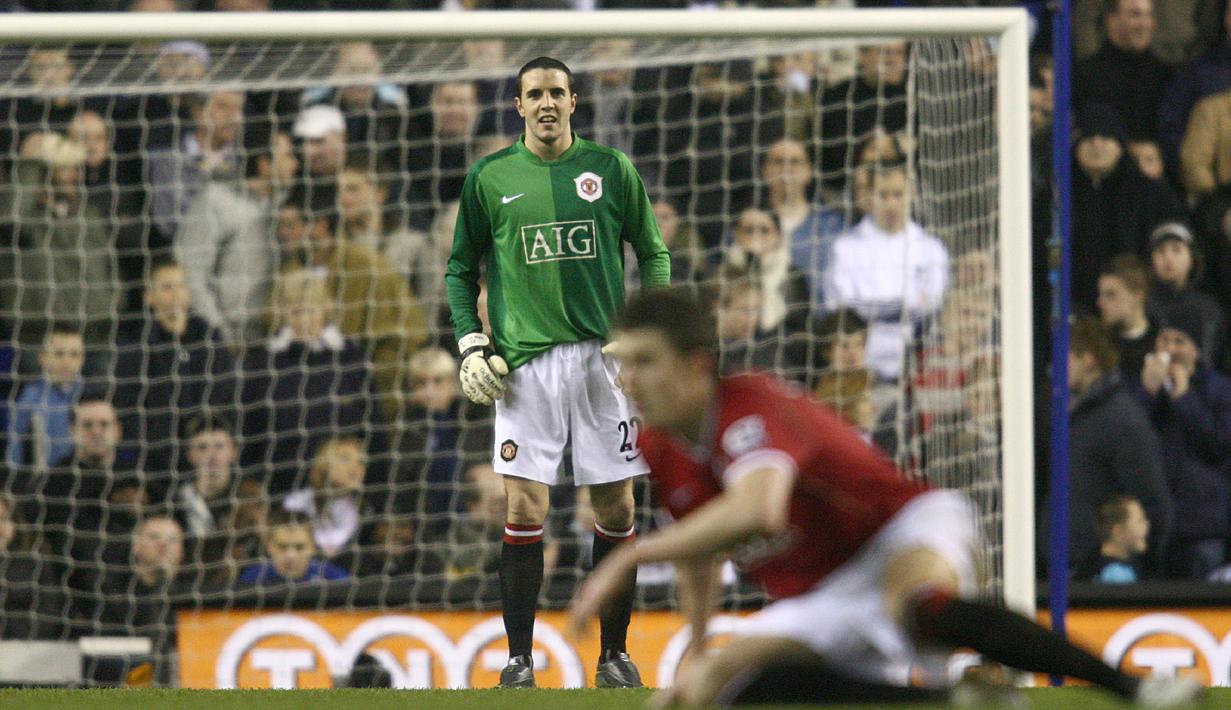 3. John O'Shea (Manchester United Vs Tottenham, 2007) - Ketika sudah tiga kali pergantian pemain, Edwin Van Der Sar mengalami cedera. Kondisi itu membuatnya ditunjuk untuk menjaga gawang Setan Merah. (AFP/Chris Young)
