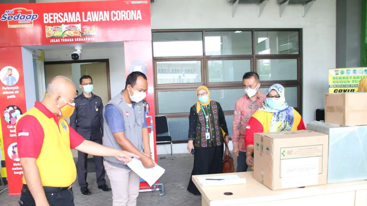 Kementerian Kesehatan (Kemenkes) Republik Indonesia memberikan bantuan perlengkapan pencegahan Covid-19 kepada Pemerintah Kota (Pemkot) Bekasi