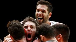 Pemain Spanyol, Pau Gasol (C) dan Felipe Reyes merayakan kemenangan atas Prancis dalam semifinal EuroBasket 2015 di Stadion Pierre Mauroy, Lille, Prancis. (17/9/2015). (Reuters/Benoit Tessier)