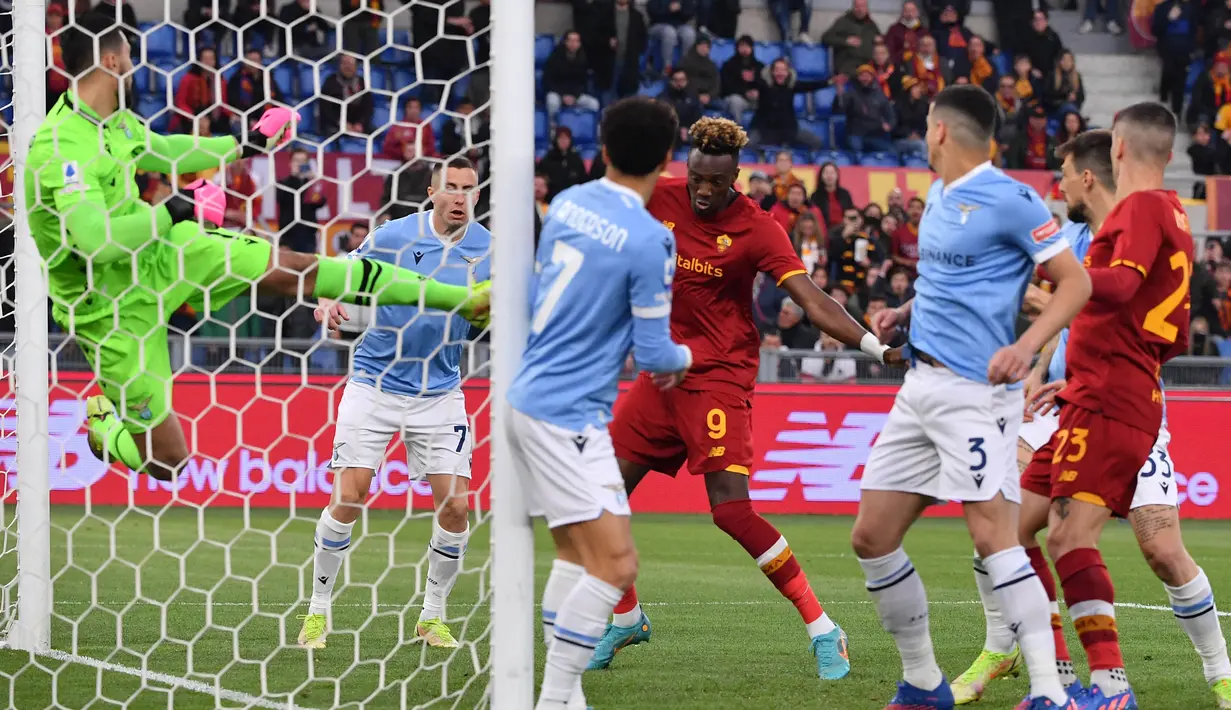 Dimainkan di Stadio Olimpico, pertandingan sudah berjalan berat sebelah sejak awal. Tammy Abraham membuat kejutan dengan mencetak gol dari serangan pertama di menit ke-1. (AFP/Tiziana Fabi)