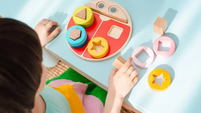 Memberi mainan edukasi