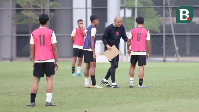 Foto: Melihat Tegasnya Nova Arianto saat Memimpin Latihan Timnas Indonesia U-16 di Jakarta International Stadium