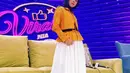 Kombinasi blouse peplum warna kuning mustard dengan rok rempel warna putih dan hijab warna hitam juga tak kalah menarik. (Instagram/lestykejora).