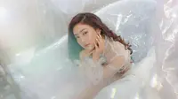 7 Pemotretan Natasha Wilona di Bathtub, Tampil Memukau