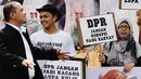 Seorang anggota DPR mendatangi aktivis ICW yang sedang melakukan aksi di depan Gedung DPR, Jakarta, Selasa (9/12/2014). (Liputan6.com/Faizal Fanani)