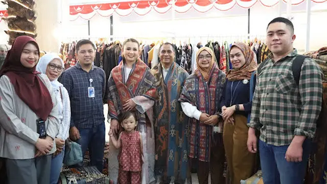 Pesona Tenun dan Bordir UMKM Binaan KAI Daop 1 Jakarta Memikat Pengunjung Parade Wastra Nusantara 2025