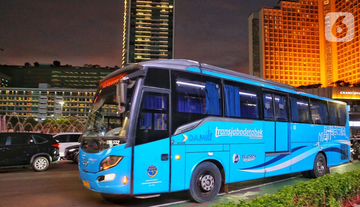 Penambahan rute Transjabodetabek untuk memperluas jaringan transportasi publik ke wilayah penyangga kota Jakarta. (Liputan6.com/Angga Yuniar)