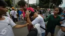 Seorang pria dibekuk usai kepergok mencopet saat car free day di kawasan Bundaran HI, Jakarta, Minggu (15/1). Pria bernama Rio itu kepergok saat mengambil ponsel seorang pengunjung CFD. (Liputan6.com/Faizal Fanani)