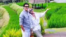 Gaya liburan Syahrini dan Reino di Bali bisa jadi inspirasi couple goals. Keduanya tampil serasi mengenakan busana nuansa putih dan abu-abu. @princessyahrini.