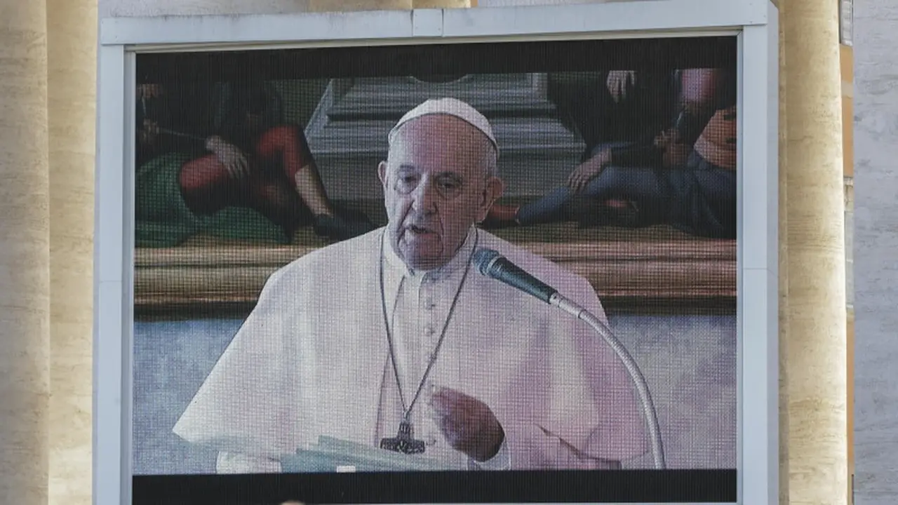 Paus Fransiskus menyampaikan doa Angelus di layar pada misa kudus di St. Peter's Square, di Vatikan, Minggu, 8 Maret 2020.