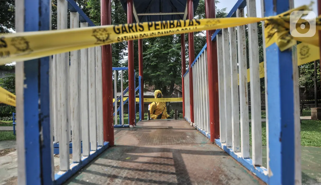 Petugas PPSU mendisinfeksi fasilitas bermain anak saat pemberlakuan karantina wilayah skala kecil atau mini lockdown di RT 011 RW 009, Kelurahan Kayu Putih, Pulogadung, Jakarta Timur, Minggu (6/6/2021). Lockdown dilakukan setelah 22 warga terkonfirmasi positif COVID-19. (merdeka.com/Iqbal S Nugroho)
