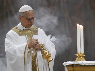Foto yang diambil dan dibagikan pada tanggal 9 Mei 2025 oleh The Vatican Media ini menunjukkan Paus Leo XIV saat memimpin misa bersama para kardinal di Kapel Sistina, Vatikan. (Handout/Vatican Media/AFP)