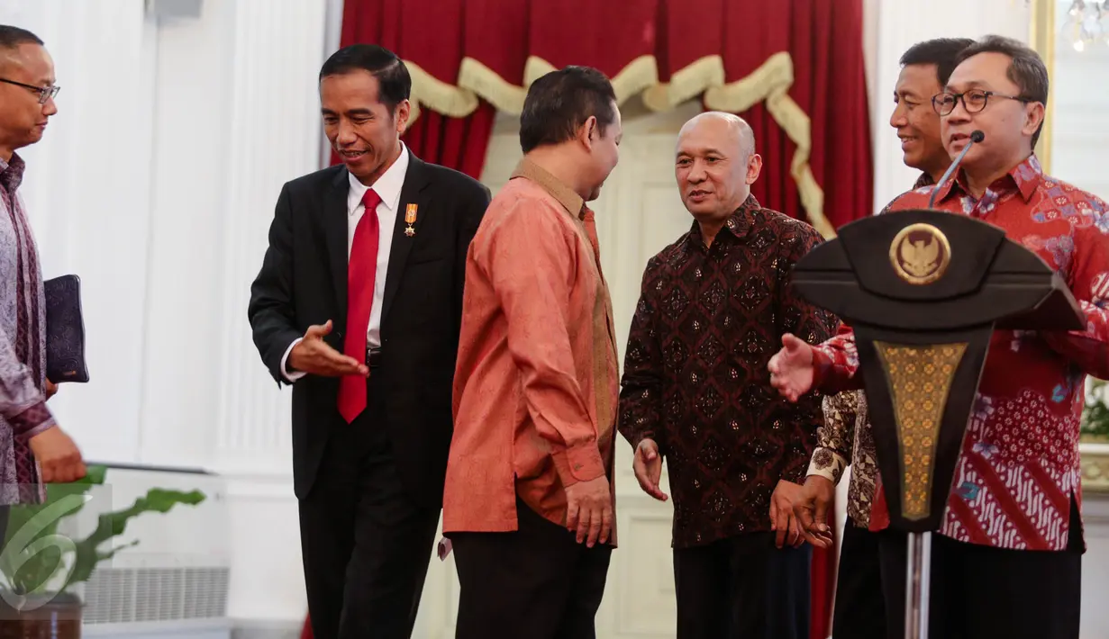 Presiden Jokowi (kedua kiri) saat mempersilahkan Ketum PAN Zulkifli Hasan (kanan) memberi keterangan di Istana Negara, Jakarta, Rabu (2/9/2015). PAN menyatakan resmi bergabung dengan koalisi partai pendukung pemerintah. (Liputan6.com/Faizal Fanani)