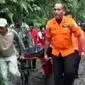 Sulitnya medan membuat tim SAR harus menunggu batuan alat untuk mengevakuasi korban.