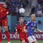 Pemain timnas Spanyol, Alvaro Morata (dua kiri)&nbsp;berhasil menjebol gawang Jepang dalam pertandingan grup E Piala Dunia 2022 yang berlangsung di Khalifa International Stadium, Doha, Jumat (2/12/2022). (AFP/Adrian Dennis)