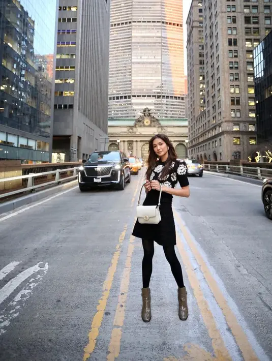 Warna monokromatik hitam dan putih, bisa jadi opsi aman untuk menggunakan tight. [Foto: @miktambayong]