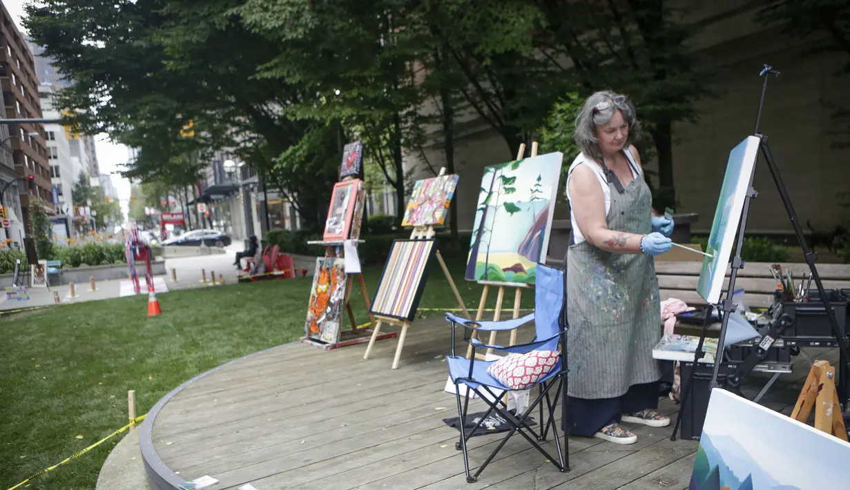 Seorang seniman mengerjakan karyanya dalam lomba lukis Art Masters di Vancouver, British Columbia, Kanada (22/7/2020). Mereka diharuskan menggunakan alat lukis nonkonvensional dan menyelesaikan karyanya dalam waktu satu jam. (Xinhua/Liang Sen)