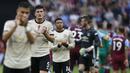 Bek Manchester United, Harry Maguire, menyapa suporter usai dikalahkan West Ham pada laga Premier League di Stadion London, London, Minggu (22/9). West Ham menang 2-0 atas MU. (AFP/Ian Kington)