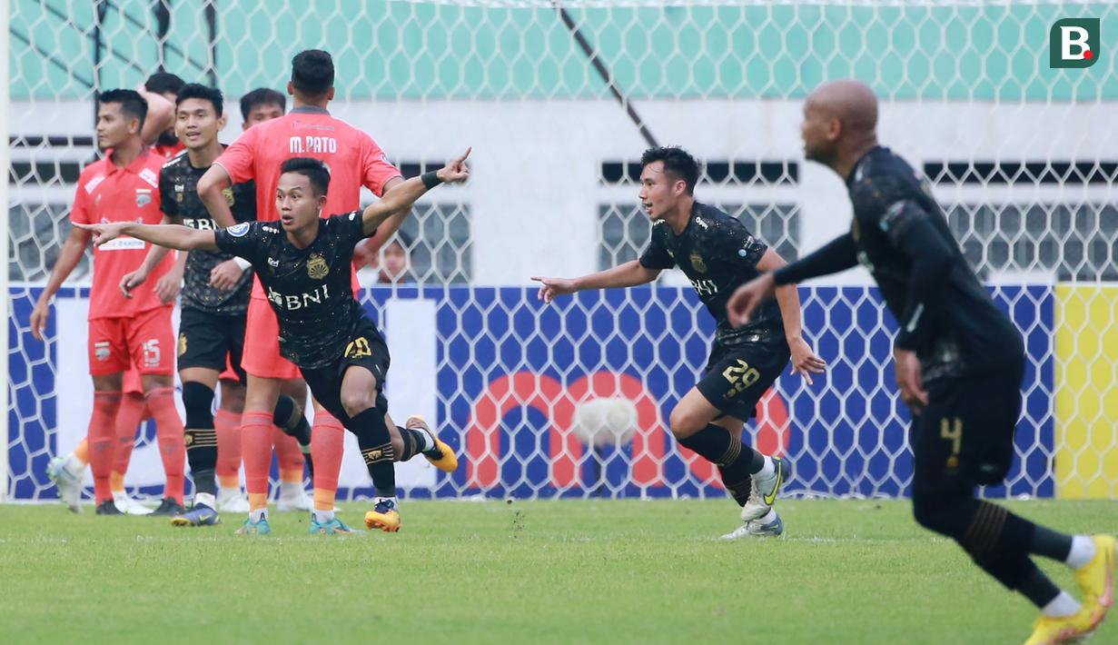Pemain Bhayangkara FC, Sani Rizki (kiri) melakukan selebrasi usai mencetak gol kedua timnya ke gawang Borneo FC pada laga pekan ke-10 BRI Liga 1 2022/2023 antara Bhayangkara FC melawan Borneo FC di Stadion Wibawa Mukti, Cikarang, Selasa (13/09/2022). (Bola.com/M Iqbal Ichsan)