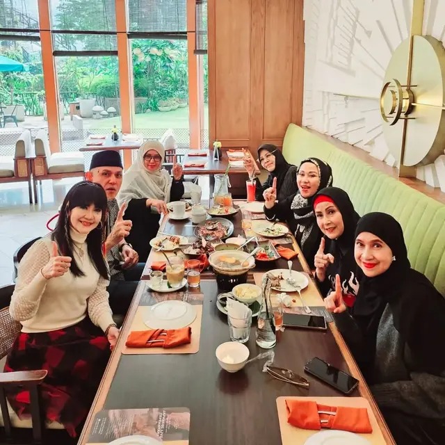 6 Potret Sylvana Herman di Usia 59 Tahun, Aktif Kumpul Bareng Rekan 90-an