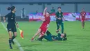 Pemain Timnas Indonesia putri, Isa Warps, terjatuh saat berusaha melewati pemain Pakistan dalam laga kedua Grup D Kualifikasi Piala Asia Putri 2026 di Indomilk Arena, Rabu (2/7/2025). (Bola.com/M Iqbal Ichsan)