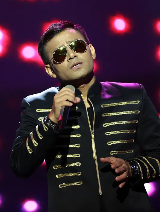 Pelantun ‘Aku yang Tesakiti’ ini juga berharap para desainer tanah air dapat membuat batik yang keren dan harga yang terjangkau sehingga masyarakat bawah juga bisa menggunakan batik juga yang keren. (Deki Prayoga/Bintang.com)