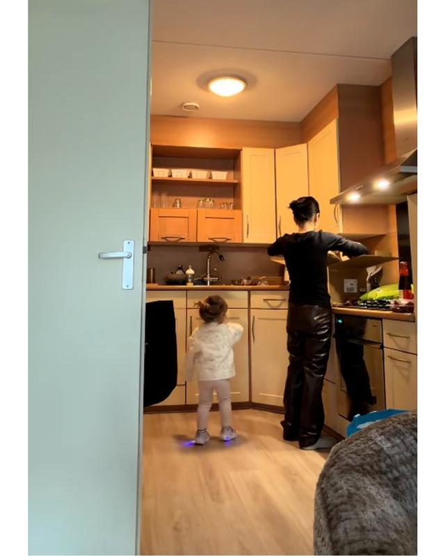 Jennifer Coppen tinggal di Belanda sementara waktu, 7 potret apartemennya ini bergaya minimalis