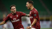 Gelandang AC Milan, Ismael Bennacer (kanan) berselebrasi usai mencetak gol ke gawang Bologna pada pertandingan lanjutan Liga Serie A Italia di stadion San Siro di Milan, Italia, Sabtu, (18/7/2020). AC Milan menang telak 5-1 atas Bologna. (AP Photo/Luca Bruno)