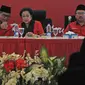 Ketua Umum PDI Perjuangan Megawati Soekarnoputri (tengah) berbincang dengan Sekjen Hasto Kristiyanto (kiri) dalam pembukaan Sekolah partai angkatan ke-6 di Wisma Kinasih, Depok, Minggu (28/1). (Liputan6.com/Herman Zakharia)