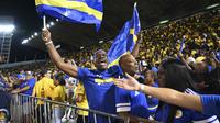 Hasil imbang tersebut mengukuhkan performa konsisten Curacao di Grup B Kualifikasi Piala Dunia 2026 zona CONCACAF yang sebelumnya mencatat tiga kemenangan dan tiga hasil imbang tanpa kekalahan. Tampak dalam foto, suporter Timnas Curacao merayakan hasil imbang melawan Jamaika pada Grup B Kualifikasi Piala Dunia 2026 zona CONCACAF di Independence Park Stadium, Jamaika pada 18 November 2025. (Ricardo MAKYN/AFP)