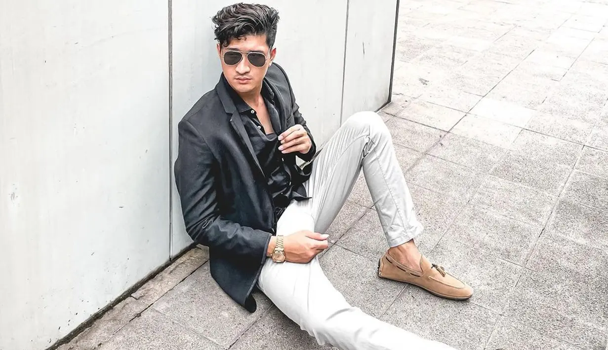 Adik dari Ammar Zoni ini juga beberapa kali terlihat mengunggah foto saat menggunakan kemeja hitam lengkap dengan setelan jas berwarna senada. Bahkan, untuk melengkapi penampilannya, ia memilih untuk menggunakan aksesoris jam tangan dan kacamata. (Liputan6.com/IG/@real_aditya1)