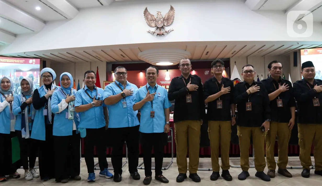 Tim verifikator berfoto bersama dengan Sekjen Partai Gelora Mahfudz Siddiq seusia menyerahkan dokumen daftar bakal calon legislatif di Gedung KPU, Jakarta, Minggu (14/5/2023). (Liputan6.com/Herman Zakharia)