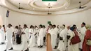 Sebagai informasi, kuota haji Indonesia untuk tahun 2026 ditetapkan sebanyak 221.000 jemaah, dengan rata-rata waktu tunggu nasional sekitar 26 tahun. Tampak dalam foto, calon jamaah haji Indonesia berlatih ritual haji menggunakan replika tempat-tempat suci di Pusat Pelatihan Manasik Al Mahmudah (AMTC), sebuah fasilitas pelatihan haji yang menampilkan replika tempat-tempat ziarah utama, di Tangerang Selatan pada 5 April 2026. (YASUYOSHI CHIBA/AFP)