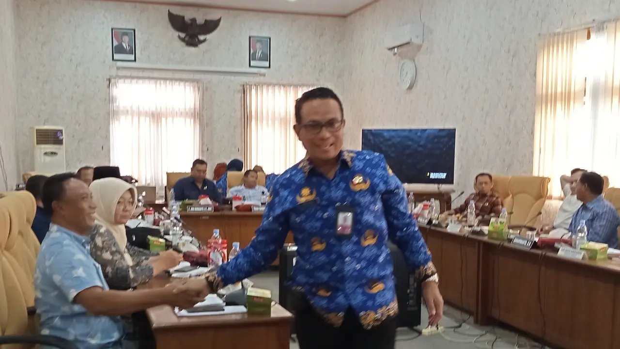 Kepala DPUTR Riyoso menyalami Tim Pansus Hak Angket Pemakzulan Bupati Pati Sudewo