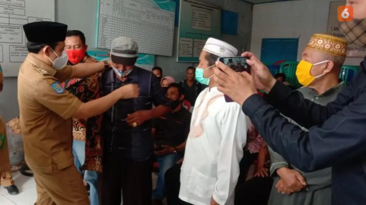 Plt Wali Kota Bengkulu Serahkan Batik Motif Raflesia Untuk Ketua RT