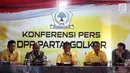 Sekjen DPP Partai Golkar Lodewijk Friederch Paulus (tengah) berserta jajaran Pengurus DPP Partai Golkar memberi keterangan pers terkait Surat Keputusan Pengurus DPP Partai Golkar, Jakarta, Kamis (25/1). (Liputan6.com/JohanTallo)