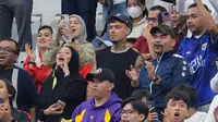 Pemain Timnas Indonesia dan Persija Jakarta, Shayne Pattynama, berada di antara penonton yang memberikan dukungan terhadap Timnas Futsal Indonesia saat menghadapi Irak di Piala Asia Futsal 2026 yang berlangsung di Indonesia Arena, Senayan, Jakarta, Sabtu (31/1/2026). (Bola.com/Bagaskara Lazuardi)