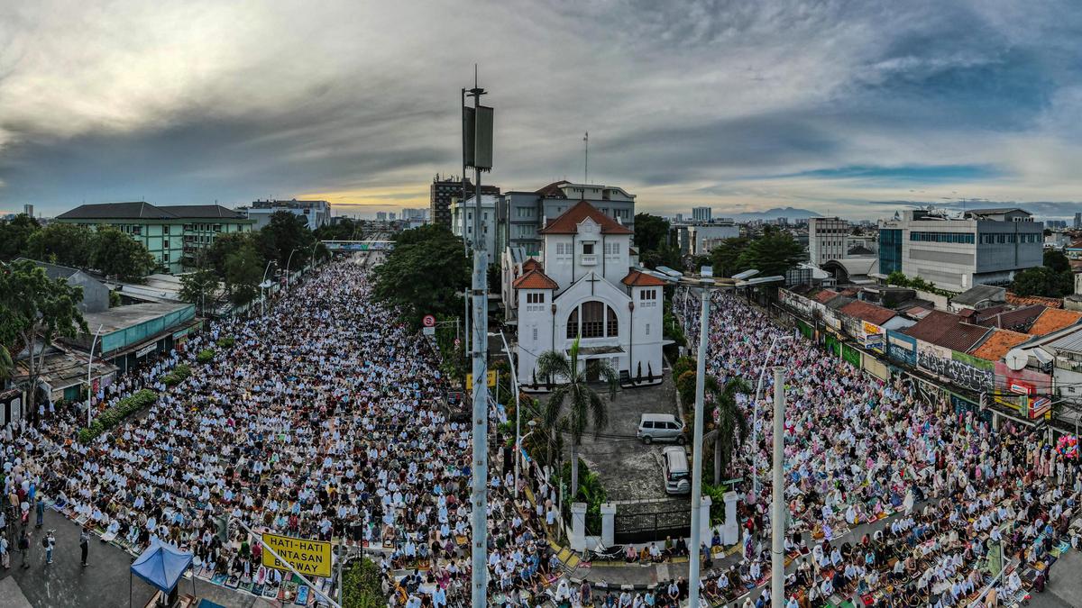 Khusyuk, Ribuan Umat Muslim Salat Idul Fitri 1446 Hijriah di Jatinegara